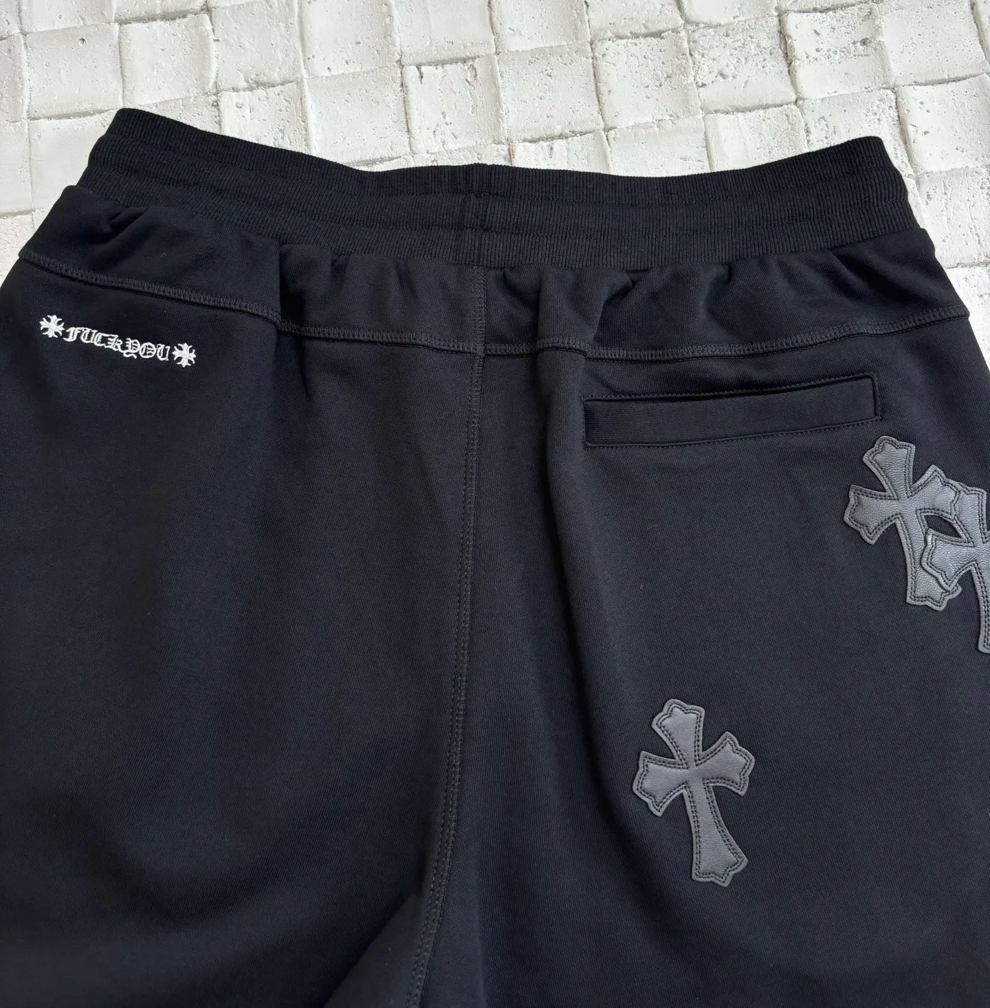 🅿️410 Come Hearts*/Cro Hearts 25Ss new 1of patchwork leather shorts. The fabric is made of 320G fish scale cotton. The whole pants have 8 imported sheepskin crosses. The cost is extremely high, the key point! The cross and edge stitching cannot be done without a master craftsman. The front and rear embroidery uses imported embroidery machines. Customized sword zipper pullers and sheepskin leather labels. All costs are clear at a glance. Size: S/M/L